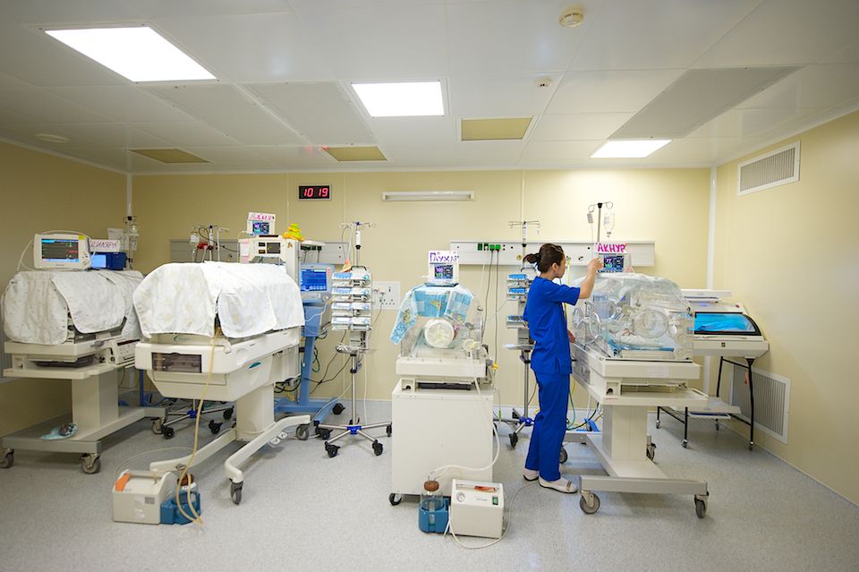 Врачи-неонатологи и медсёстры роддома №3 в Астане выхаживают недоношенных детей весом от 500 граммов, используя современные методы лечения и заботу, неонатология, недоношенные дети, роддом №3, медицина Казахстана, здоровье новорождённых, Астана, Карлыгаш Нуржан, Shanger.kz
