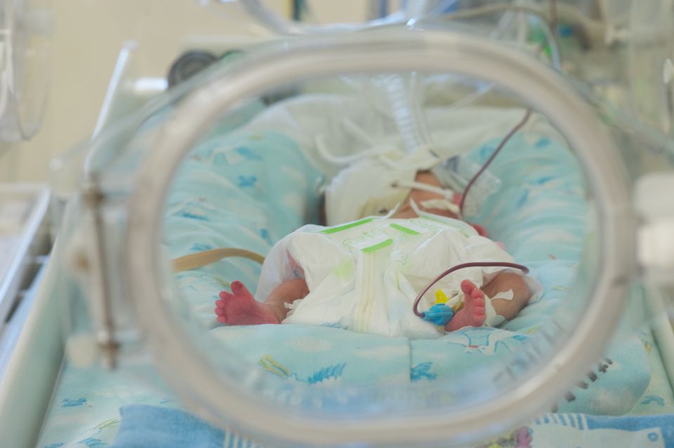 Врачи-неонатологи и медсёстры роддома №3 в Астане выхаживают недоношенных детей весом от 500 граммов, используя современные методы лечения и заботу, неонатология, недоношенные дети, роддом №3, медицина Казахстана, здоровье новорождённых, Астана, Карлыгаш Нуржан, Shanger.kz