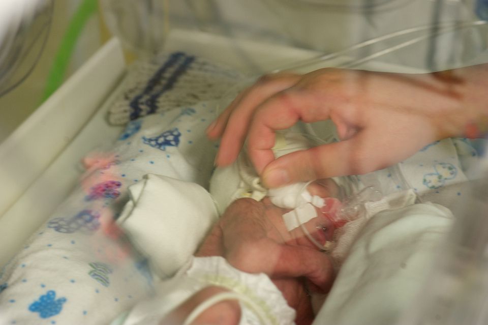 Врачи-неонатологи и медсёстры роддома №3 в Астане выхаживают недоношенных детей весом от 500 граммов, используя современные методы лечения и заботу, неонатология, недоношенные дети, роддом №3, медицина Казахстана, здоровье новорождённых, Астана, Карлыгаш Нуржан, Shanger.kz