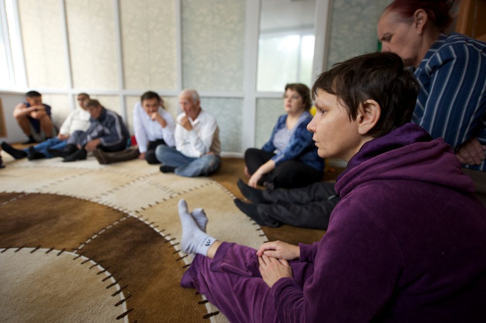 Пациенты павлодарского клубного дома «Альрами» на занятиях по реабилитации и общению, ментальное здоровье, психоневрология, клубный дом Альрами, социальная реабилитация, Павлодар, Казахстан, Карлыгаш Нуржан, Shanger.kz
