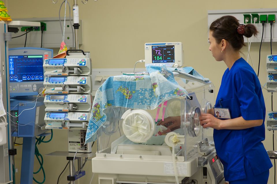 Врачи-неонатологи и медсёстры роддома №3 в Астане выхаживают недоношенных детей весом от 500 граммов, используя современные методы лечения и заботу, неонатология, недоношенные дети, роддом №3, медицина Казахстана, здоровье новорождённых, Астана, Карлыгаш Нуржан, Shanger.kz