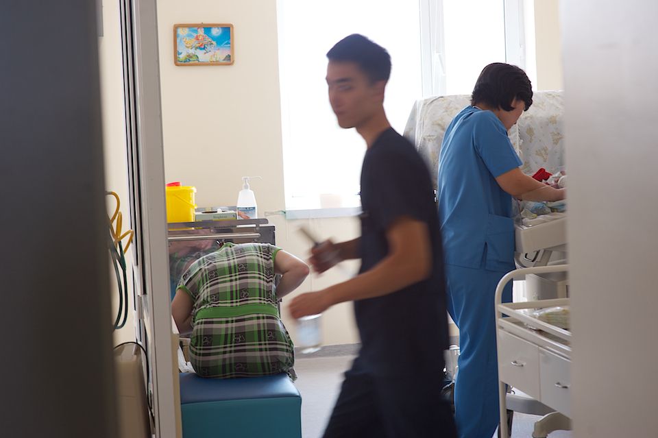 Врачи-неонатологи и медсёстры роддома №3 в Астане выхаживают недоношенных детей весом от 500 граммов, используя современные методы лечения и заботу, неонатология, недоношенные дети, роддом №3, медицина Казахстана, здоровье новорождённых, Астана, Карлыгаш Нуржан, Shanger.kz