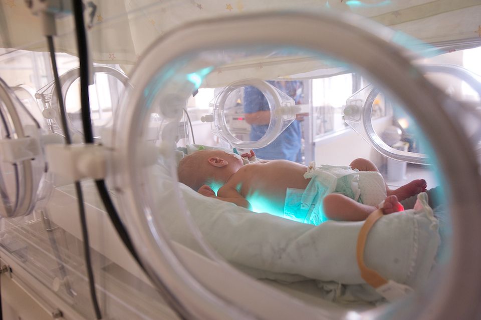 Врачи-неонатологи и медсёстры роддома №3 в Астане выхаживают недоношенных детей весом от 500 граммов, используя современные методы лечения и заботу, неонатология, недоношенные дети, роддом №3, медицина Казахстана, здоровье новорождённых, Астана, Карлыгаш Нуржан, Shanger.kz
