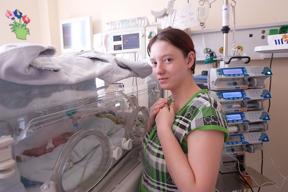 Врачи-неонатологи и медсёстры роддома №3 в Астане выхаживают недоношенных детей весом от 500 граммов, используя современные методы лечения и заботу, неонатология, недоношенные дети, роддом №3, медицина Казахстана, здоровье новорождённых, Астана, Карлыгаш Нуржан, Shanger.kz