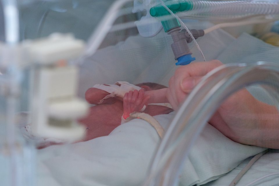 Врачи-неонатологи и медсёстры роддома №3 в Астане выхаживают недоношенных детей весом от 500 граммов, используя современные методы лечения и заботу, неонатология, недоношенные дети, роддом №3, медицина Казахстана, здоровье новорождённых, Астана, Карлыгаш Нуржан, Shanger.kz