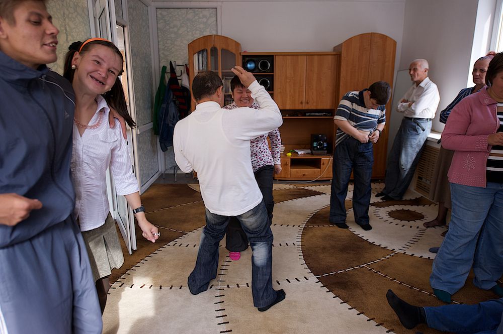 Пациенты павлодарского клубного дома «Альрами» на занятиях по реабилитации и общению, ментальное здоровье, психоневрология, клубный дом Альрами, социальная реабилитация, Павлодар, Казахстан, Карлыгаш Нуржан, Shanger.kz