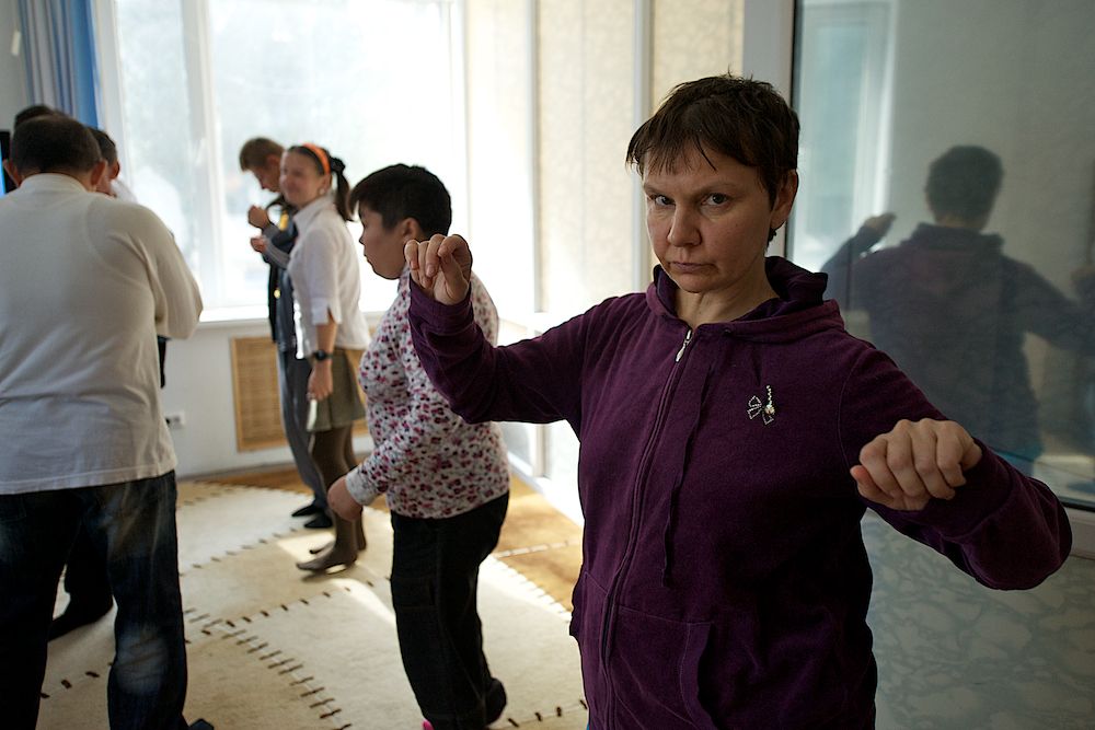 Пациенты павлодарского клубного дома «Альрами» на занятиях по реабилитации и общению, ментальное здоровье, психоневрология, клубный дом Альрами, социальная реабилитация, Павлодар, Казахстан, Карлыгаш Нуржан, Shanger.kz