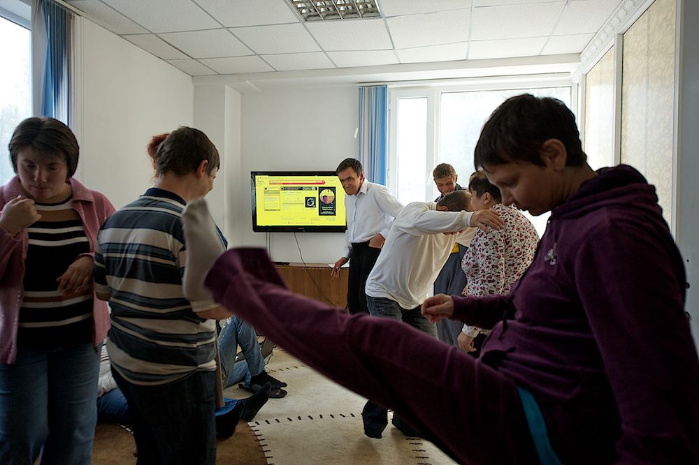 Пациенты павлодарского клубного дома «Альрами» на занятиях по реабилитации и общению, ментальное здоровье, психоневрология, клубный дом Альрами, социальная реабилитация, Павлодар, Казахстан, Карлыгаш Нуржан, Shanger.kz