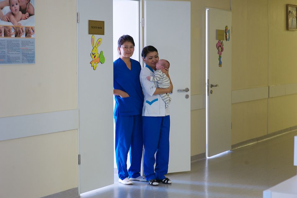 Врачи-неонатологи и медсёстры роддома №3 в Астане выхаживают недоношенных детей весом от 500 граммов, используя современные методы лечения и заботу, неонатология, недоношенные дети, роддом №3, медицина Казахстана, здоровье новорождённых, Астана, Карлыгаш Нуржан, Shanger.kz