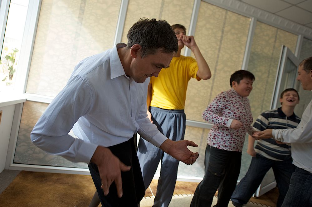 Пациенты павлодарского клубного дома «Альрами» на занятиях по реабилитации и общению, ментальное здоровье, психоневрология, клубный дом Альрами, социальная реабилитация, Павлодар, Казахстан, Карлыгаш Нуржан, Shanger.kz