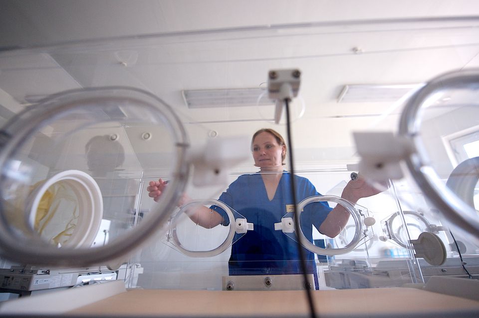 Врачи-неонатологи и медсёстры роддома №3 в Астане выхаживают недоношенных детей весом от 500 граммов, используя современные методы лечения и заботу, неонатология, недоношенные дети, роддом №3, медицина Казахстана, здоровье новорождённых, Астана, Карлыгаш Нуржан, Shanger.kz