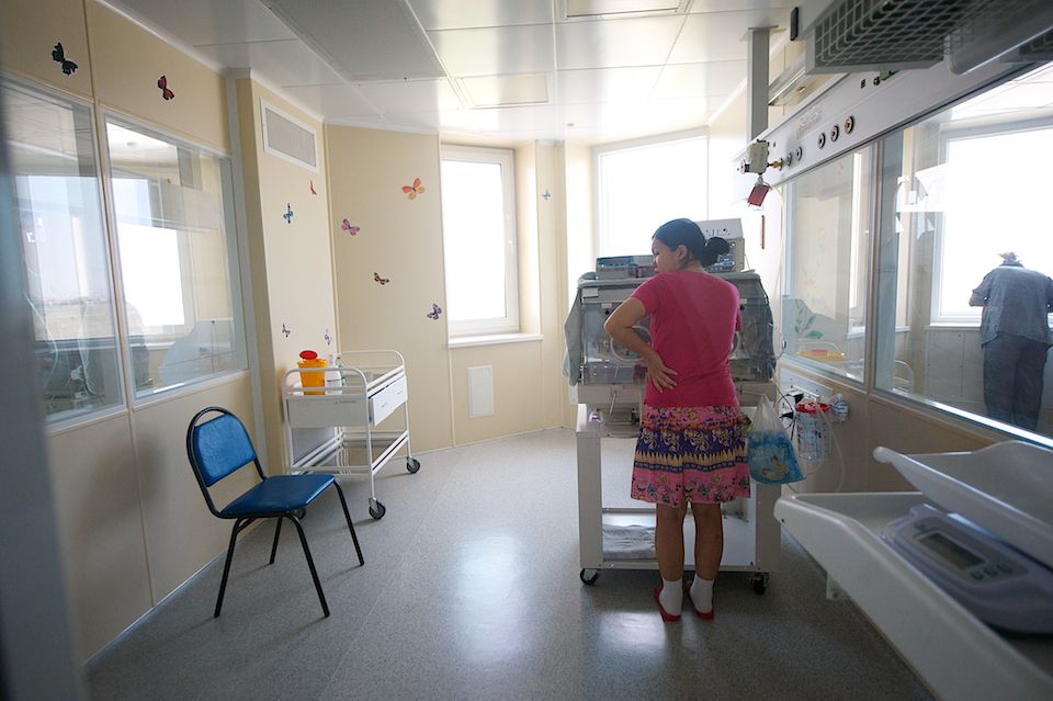 Врачи-неонатологи и медсёстры роддома №3 в Астане выхаживают недоношенных детей весом от 500 граммов, используя современные методы лечения и заботу, неонатология, недоношенные дети, роддом №3, медицина Казахстана, здоровье новорождённых, Астана, Карлыгаш Нуржан, Shanger.kz