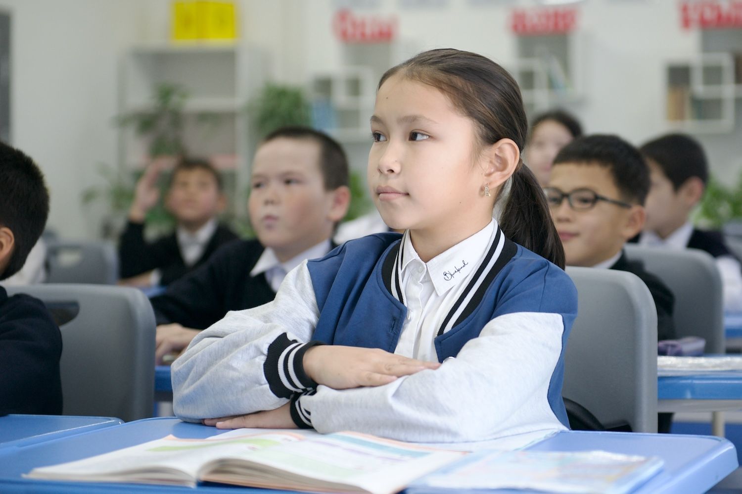 Жители села Бейнеу на зерновом терминале Фонда Halyk: первый хлеб выпечен из местной муки, рядом развивается школа и социальные объекты. Фонд Halyk, село Бейнеу, зерновой терминал, школа Бейнеу, сельское развитие, хлеб, Мангистауская область, образование в регионах, агроподдержка Казахстана, Тимур Кулибаев