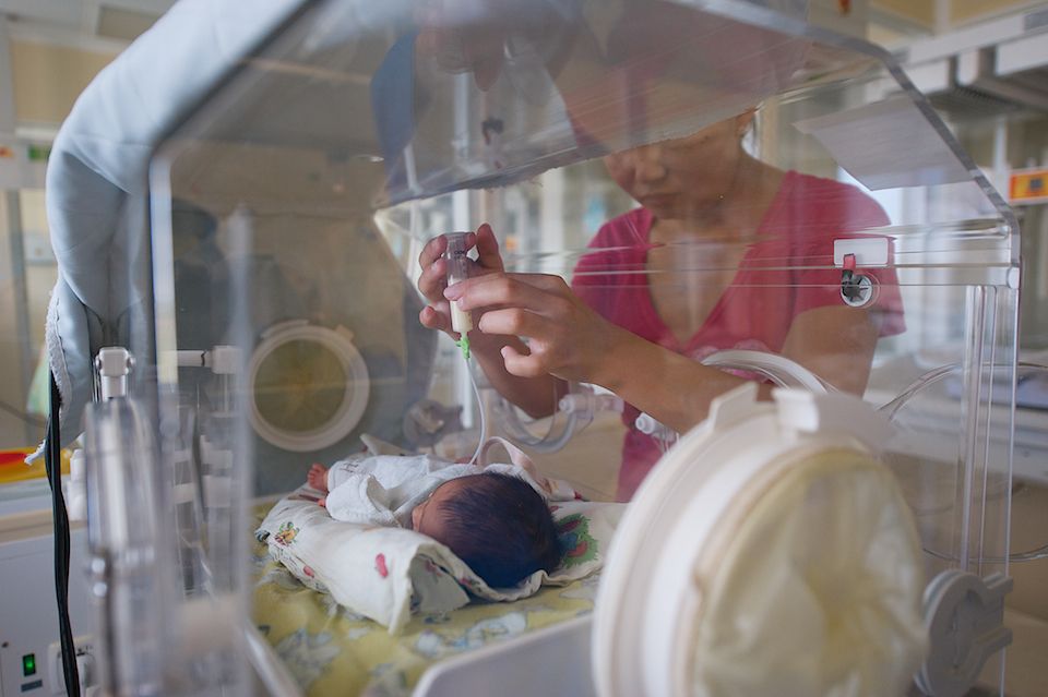 Врачи-неонатологи и медсёстры роддома №3 в Астане выхаживают недоношенных детей весом от 500 граммов, используя современные методы лечения и заботу, неонатология, недоношенные дети, роддом №3, медицина Казахстана, здоровье новорождённых, Астана, Карлыгаш Нуржан, Shanger.kz