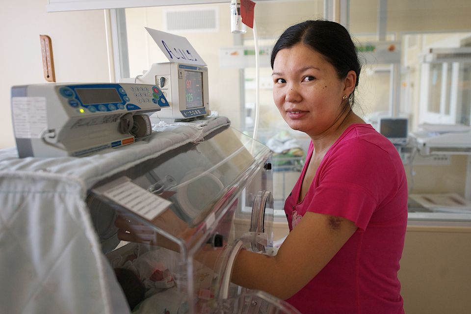 Врачи-неонатологи и медсёстры роддома №3 в Астане выхаживают недоношенных детей весом от 500 граммов, используя современные методы лечения и заботу, неонатология, недоношенные дети, роддом №3, медицина Казахстана, здоровье новорождённых, Астана, Карлыгаш Нуржан, Shanger.kz