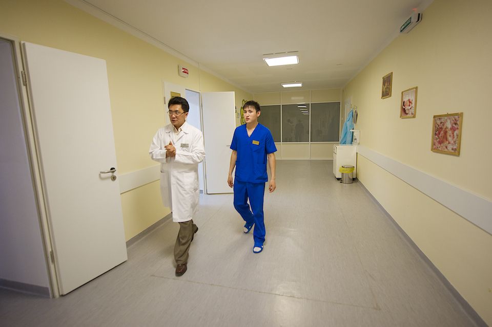 Врачи-неонатологи и медсёстры роддома №3 в Астане выхаживают недоношенных детей весом от 500 граммов, используя современные методы лечения и заботу, неонатология, недоношенные дети, роддом №3, медицина Казахстана, здоровье новорождённых, Астана, Карлыгаш Нуржан, Shanger.kz