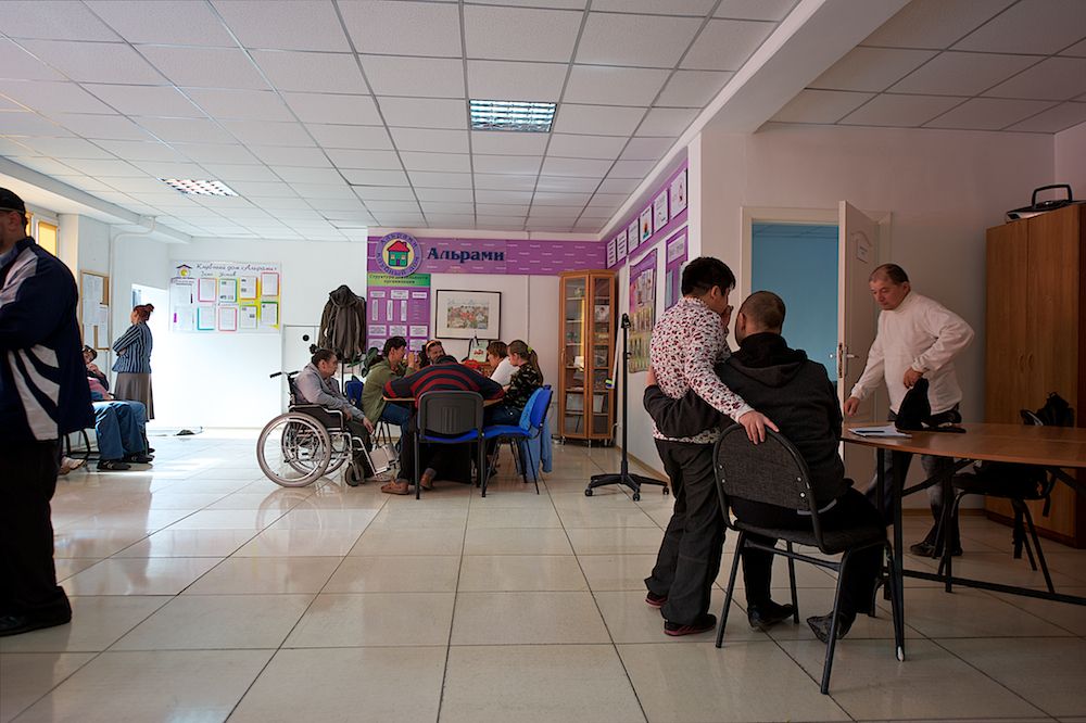 Пациенты павлодарского клубного дома «Альрами» на занятиях по реабилитации и общению, ментальное здоровье, психоневрология, клубный дом Альрами, социальная реабилитация, Павлодар, Казахстан, Карлыгаш Нуржан, Shanger.kz