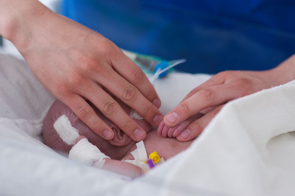 Врачи-неонатологи и медсёстры роддома №3 в Астане выхаживают недоношенных детей весом от 500 граммов, используя современные методы лечения и заботу, неонатология, недоношенные дети, роддом №3, медицина Казахстана, здоровье новорождённых, Астана, Карлыгаш Нуржан, Shanger.kz