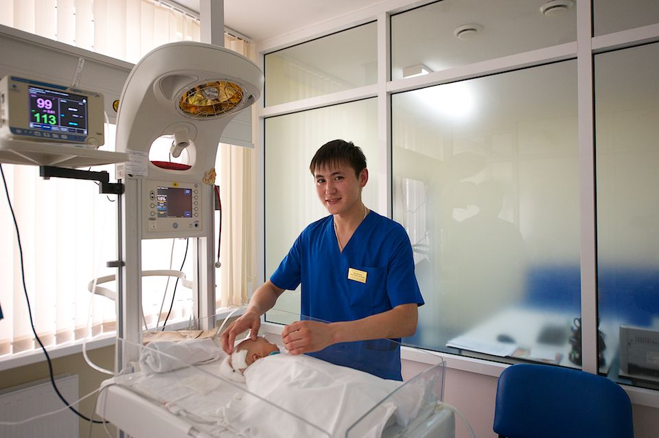 Врачи-неонатологи и медсёстры роддома №3 в Астане выхаживают недоношенных детей весом от 500 граммов, используя современные методы лечения и заботу, неонатология, недоношенные дети, роддом №3, медицина Казахстана, здоровье новорождённых, Астана, Карлыгаш Нуржан, Shanger.kz