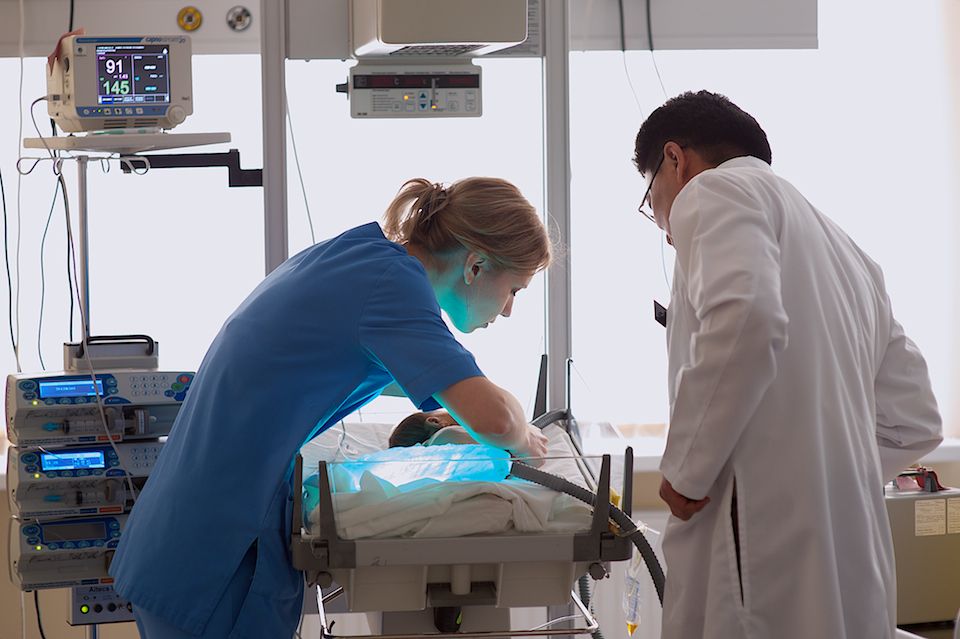 Врачи-неонатологи и медсёстры роддома №3 в Астане выхаживают недоношенных детей весом от 500 граммов, используя современные методы лечения и заботу, неонатология, недоношенные дети, роддом №3, медицина Казахстана, здоровье новорождённых, Астана, Карлыгаш Нуржан, Shanger.kz