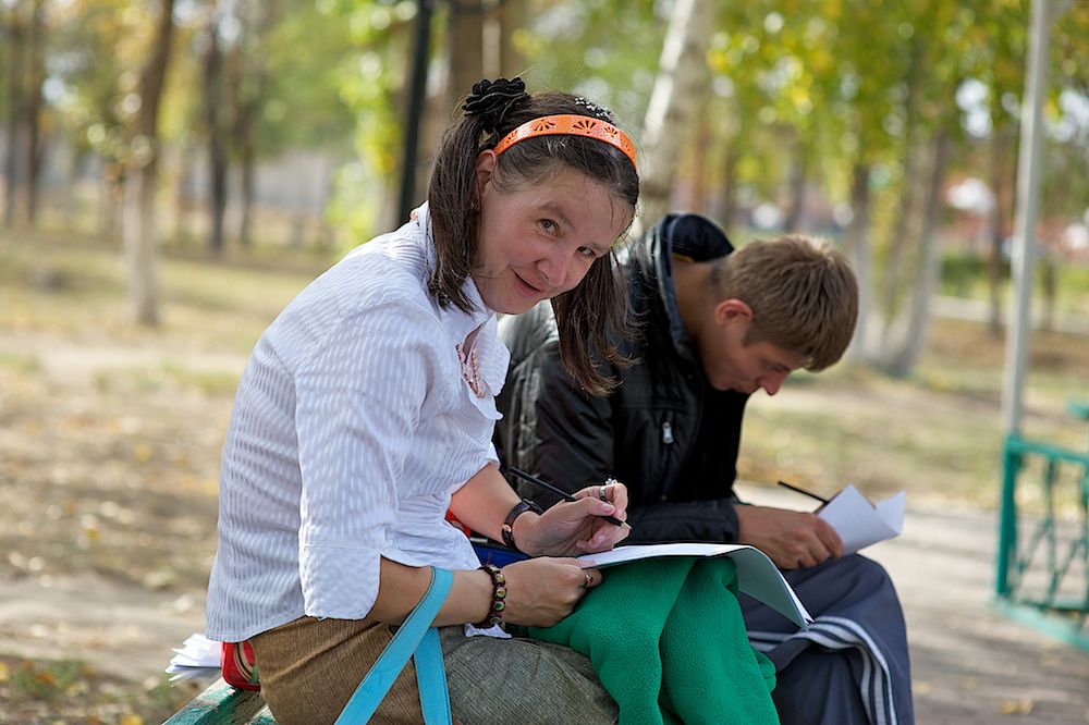 Пациенты павлодарского клубного дома «Альрами» на занятиях по реабилитации и общению, ментальное здоровье, психоневрология, клубный дом Альрами, социальная реабилитация, Павлодар, Казахстан, Карлыгаш Нуржан, Shanger.kz