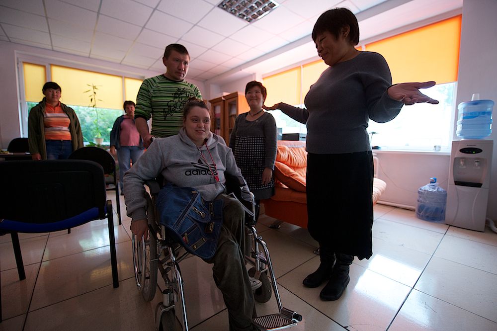 Пациенты павлодарского клубного дома «Альрами» на занятиях по реабилитации и общению, ментальное здоровье, психоневрология, клубный дом Альрами, социальная реабилитация, Павлодар, Казахстан, Карлыгаш Нуржан, Shanger.kz