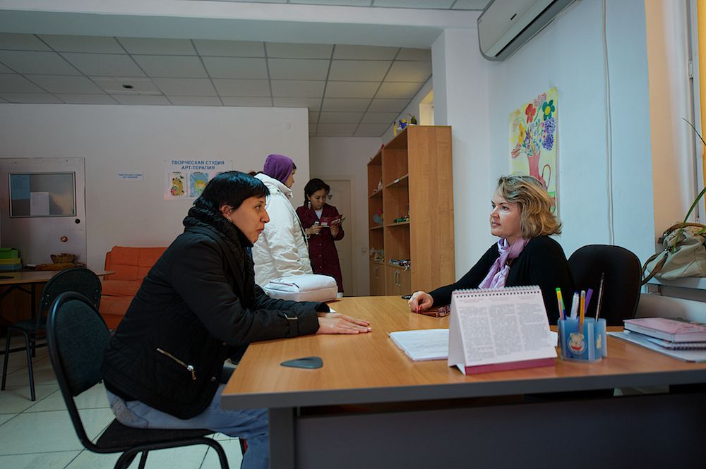 Пациенты павлодарского клубного дома «Альрами» на занятиях по реабилитации и общению, ментальное здоровье, психоневрология, клубный дом Альрами, социальная реабилитация, Павлодар, Казахстан, Карлыгаш Нуржан, Shanger.kz