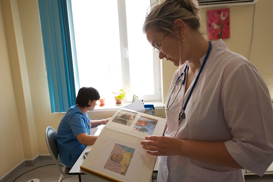 Врачи-неонатологи и медсёстры роддома №3 в Астане выхаживают недоношенных детей весом от 500 граммов, используя современные методы лечения и заботу, неонатология, недоношенные дети, роддом №3, медицина Казахстана, здоровье новорождённых, Астана, Карлыгаш Нуржан, Shanger.kz