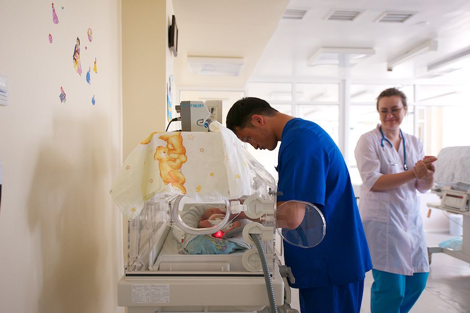 Врачи-неонатологи и медсёстры роддома №3 в Астане выхаживают недоношенных детей весом от 500 граммов, используя современные методы лечения и заботу, неонатология, недоношенные дети, роддом №3, медицина Казахстана, здоровье новорождённых, Астана, Карлыгаш Нуржан, Shanger.kz