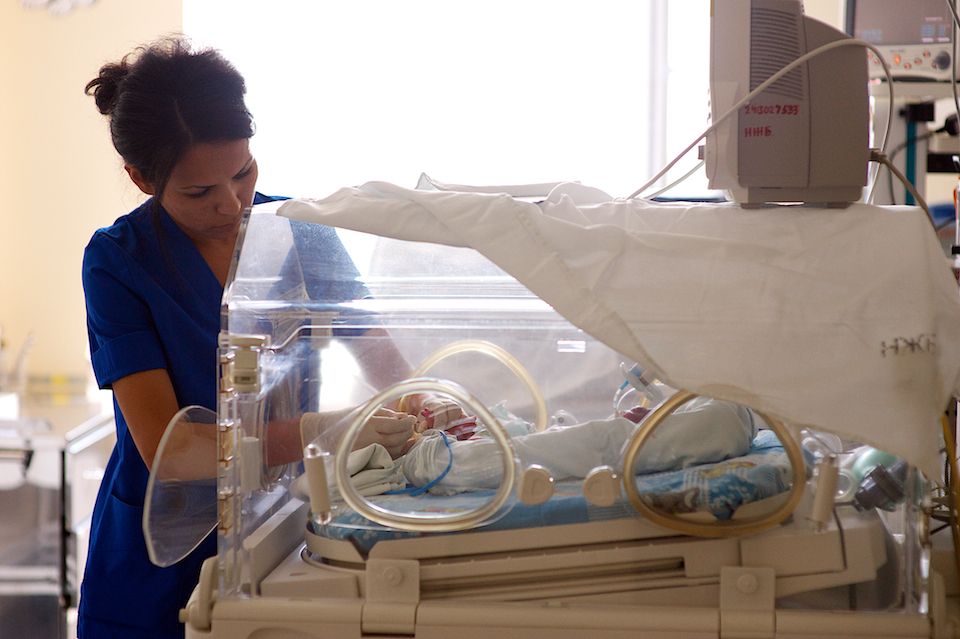 Врачи-неонатологи и медсёстры роддома №3 в Астане выхаживают недоношенных детей весом от 500 граммов, используя современные методы лечения и заботу, неонатология, недоношенные дети, роддом №3, медицина Казахстана, здоровье новорождённых, Астана, Карлыгаш Нуржан, Shanger.kz