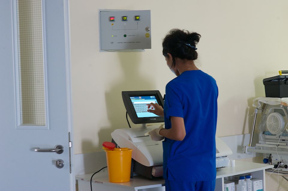 Врачи-неонатологи и медсёстры роддома №3 в Астане выхаживают недоношенных детей весом от 500 граммов, используя современные методы лечения и заботу, неонатология, недоношенные дети, роддом №3, медицина Казахстана, здоровье новорождённых, Астана, Карлыгаш Нуржан, Shanger.kz