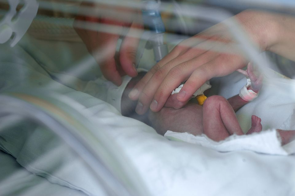 Врачи-неонатологи и медсёстры роддома №3 в Астане выхаживают недоношенных детей весом от 500 граммов, используя современные методы лечения и заботу, неонатология, недоношенные дети, роддом №3, медицина Казахстана, здоровье новорождённых, Астана, Карлыгаш Нуржан, Shanger.kz