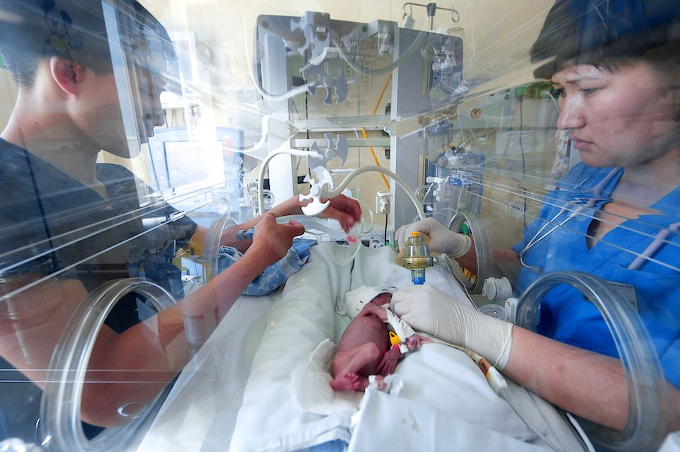 Врачи-неонатологи и медсёстры роддома №3 в Астане выхаживают недоношенных детей весом от 500 граммов, используя современные методы лечения и заботу, неонатология, недоношенные дети, роддом №3, медицина Казахстана, здоровье новорождённых, Астана, Карлыгаш Нуржан, Shanger.kz