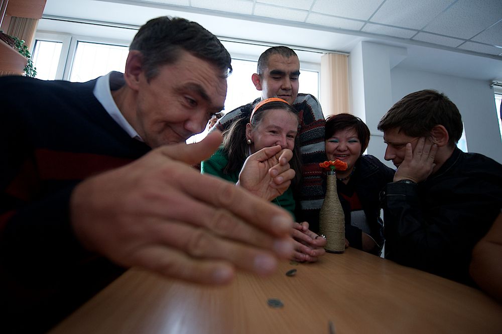 Пациенты павлодарского клубного дома «Альрами» на занятиях по реабилитации и общению, ментальное здоровье, психоневрология, клубный дом Альрами, социальная реабилитация, Павлодар, Казахстан, Карлыгаш Нуржан, Shanger.kz