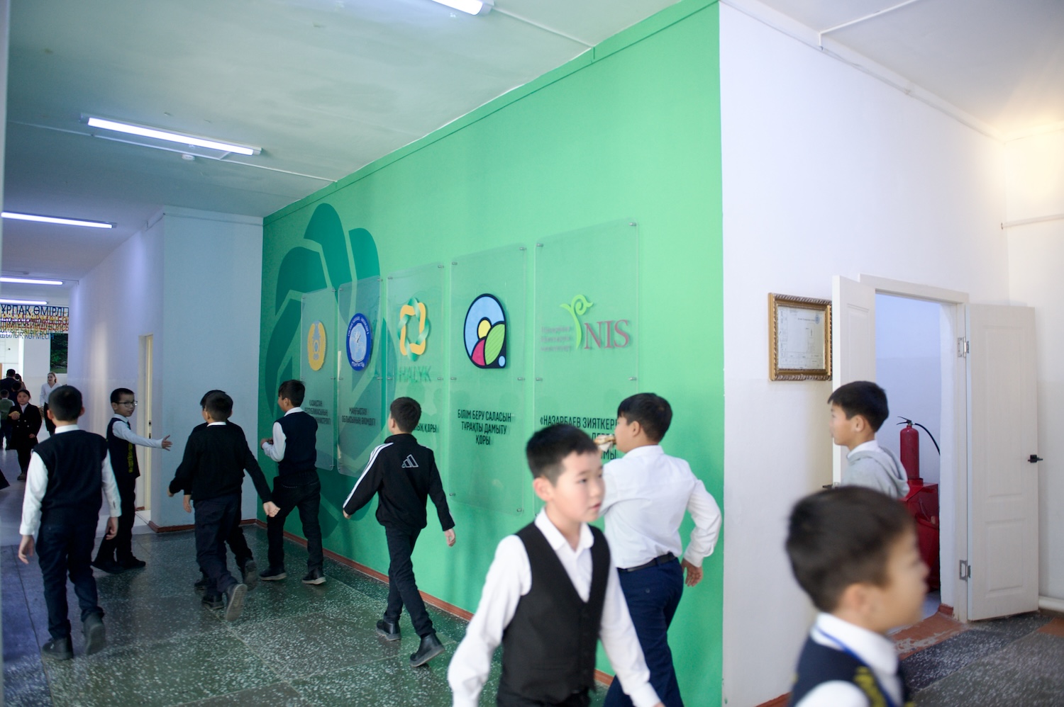 Жители села Бейнеу на зерновом терминале Фонда Halyk: первый хлеб выпечен из местной муки, рядом развивается школа и социальные объекты. Фонд Halyk, село Бейнеу, зерновой терминал, школа Бейнеу, сельское развитие, хлеб, Мангистауская область, образование в регионах, агроподдержка Казахстана, Тимур Кулибаев