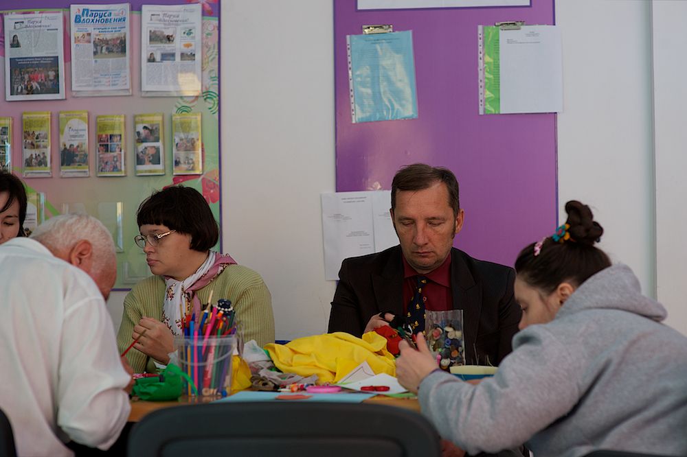 Пациенты павлодарского клубного дома «Альрами» на занятиях по реабилитации и общению, ментальное здоровье, психоневрология, клубный дом Альрами, социальная реабилитация, Павлодар, Казахстан, Карлыгаш Нуржан, Shanger.kz