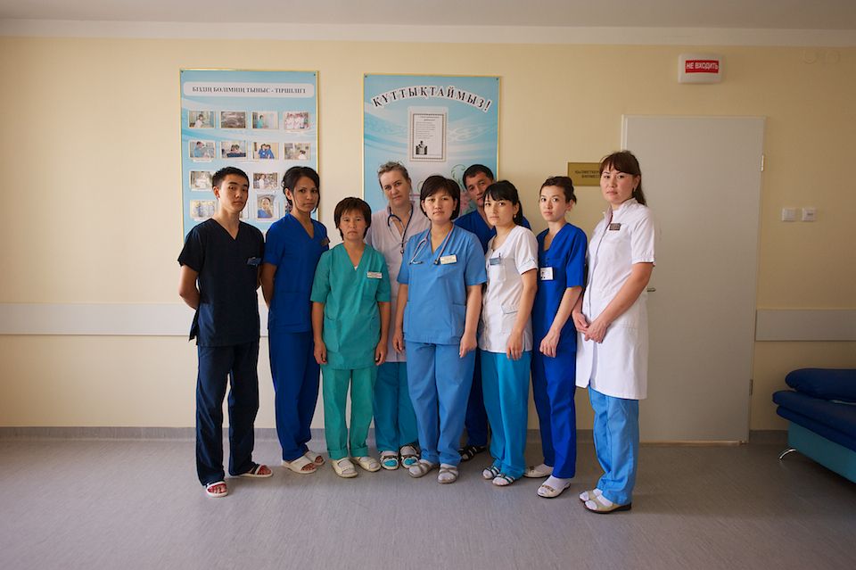 Врачи-неонатологи и медсёстры роддома №3 в Астане выхаживают недоношенных детей весом от 500 граммов, используя современные методы лечения и заботу, неонатология, недоношенные дети, роддом №3, медицина Казахстана, здоровье новорождённых, Астана, Карлыгаш Нуржан, Shanger.kz