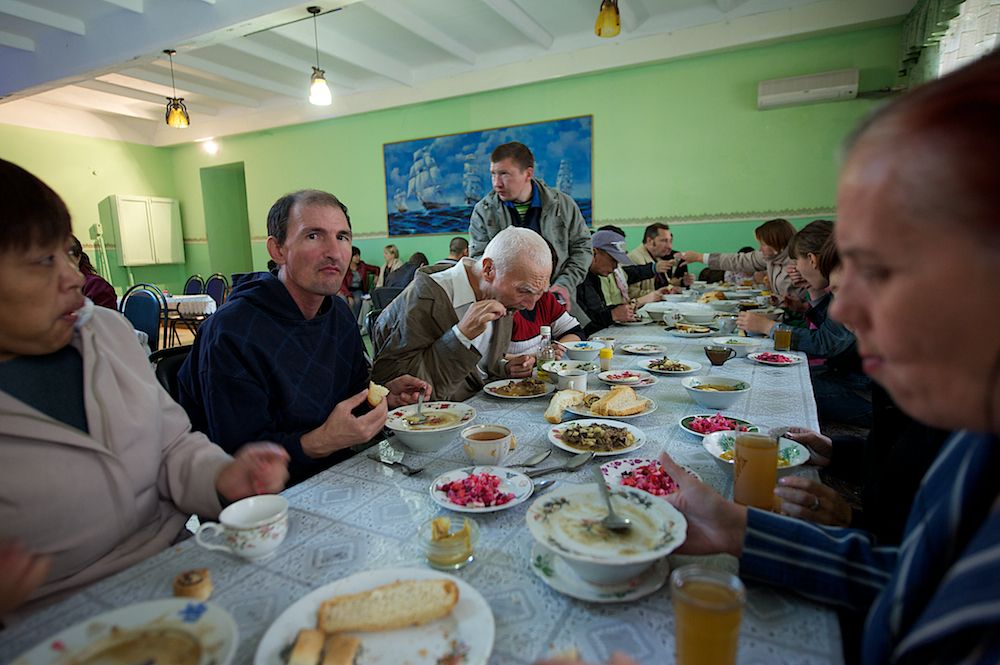Пациенты павлодарского клубного дома «Альрами» на занятиях по реабилитации и общению, ментальное здоровье, психоневрология, клубный дом Альрами, социальная реабилитация, Павлодар, Казахстан, Карлыгаш Нуржан, Shanger.kz