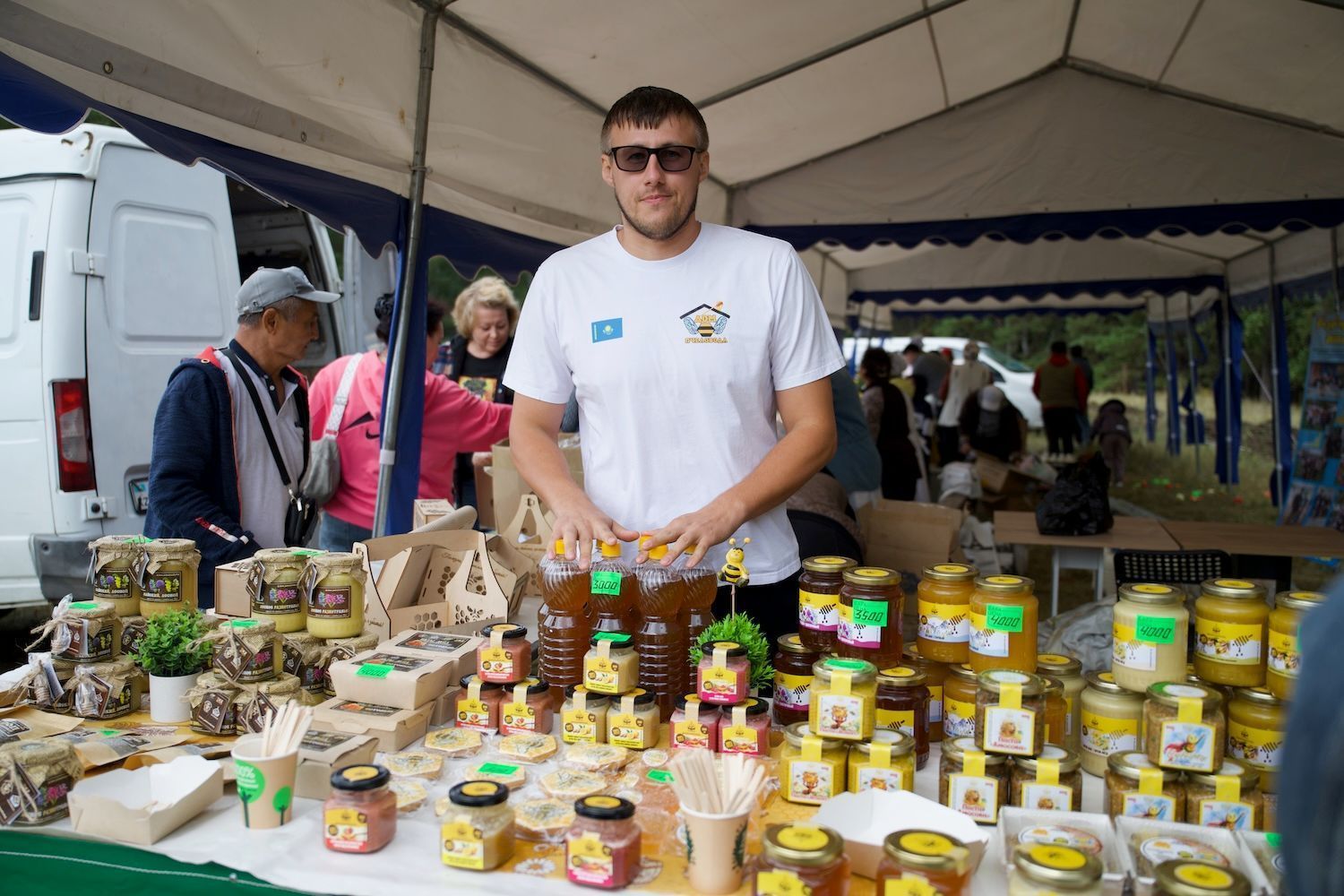 Қарабұлақ ауылындағы «Жердің сыйы» табиғи өнімдер жәрмеңкесі. Жердің сыйы, Қарабұлақ, қазақстандық фермерлер, табиғи өнімдер, Slow Food, Жер нарығы, Ақмола облысы, ауыл шаруашылығы