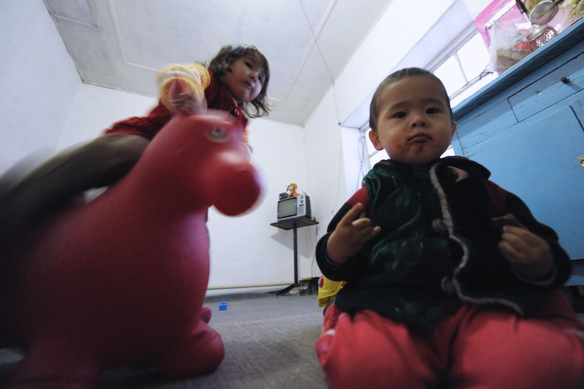 Казахская семья чабанов из села Кызылагаш живёт вдали от городской суеты, сохраняя традиционный уклад, гостеприимие и простую радость сельской жизни. Чабаны, сельская жизнь, Кызылагаш, традиции Казахстана, семья, сельский быт, Зима в Казахстане, Карлыгаш Нуржан, Shanger.kz