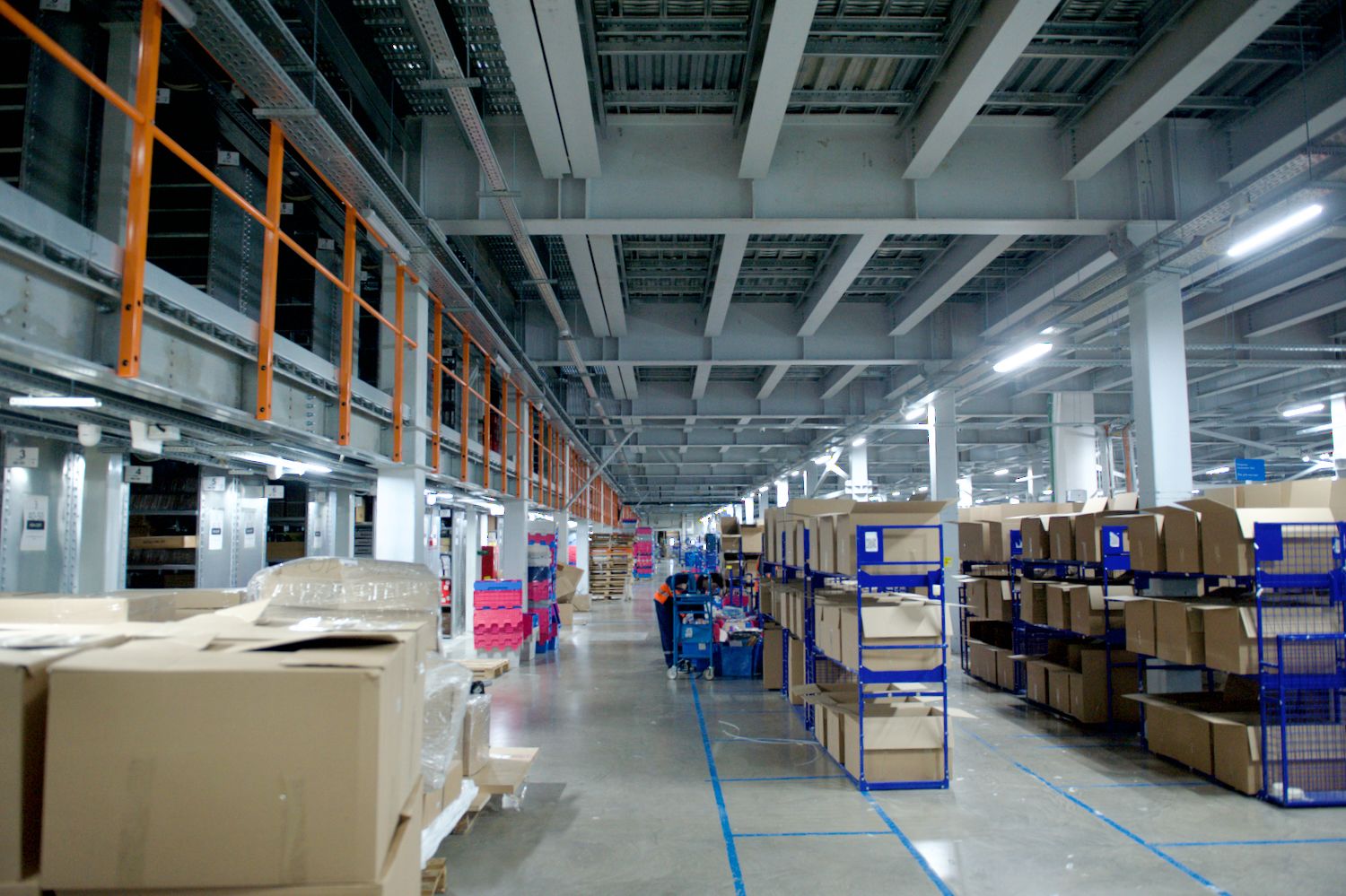 Сортировочный логистический центр АО «Казпочта» на складе Rainbow Logistics: сотрудники обрабатывают посылки в современном складском помещении, логистика, Казпочта, Rainbow Logistics, сортировка посылок, складской центр, доставка, почтовая логистика, сотрудники склада, обработка почты, Казахстан