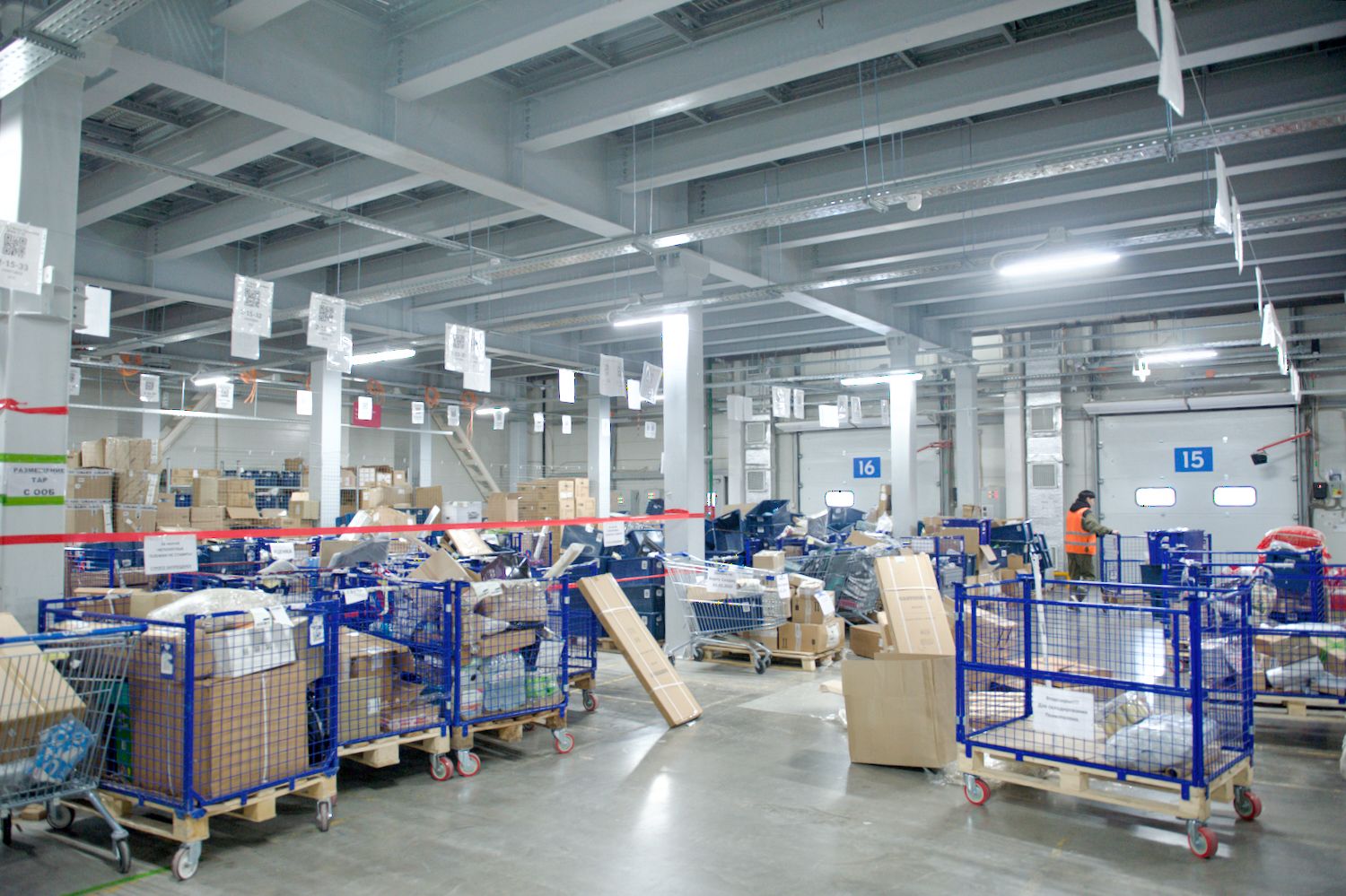 Rainbow Logistics қоймасындағы «Қазпошта» АҚ сұрыптау логистикалық орталығы: қызметкерлер заманауи қоймада сәлемдемелерді өңдеуде, логистика, Қазпошта, Rainbow Logistics, сәлемдемелерді сұрыптау, қойма орталығы, жеткізу, пошта логистикасы, қойма қызметкерлері, поштаны өңдеу, Қазақстан