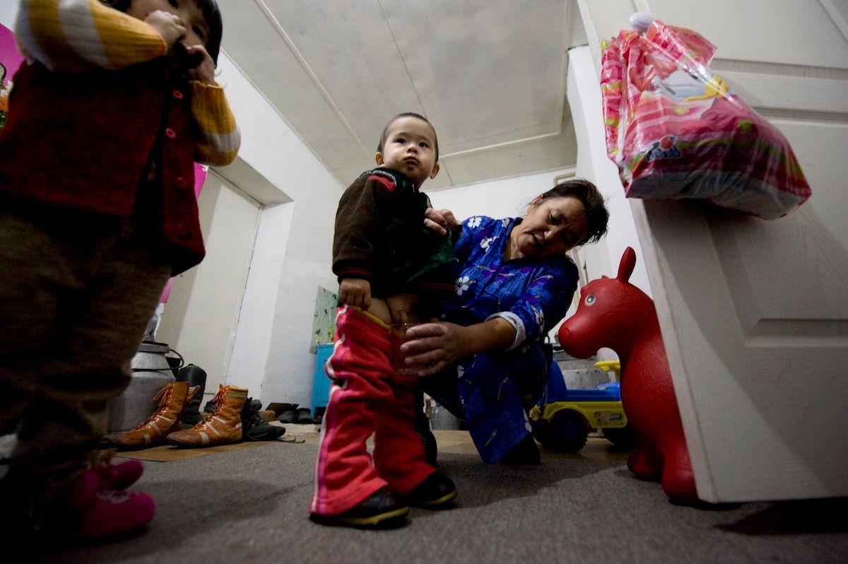 Казахская семья чабанов из села Кызылагаш живёт вдали от городской суеты, сохраняя традиционный уклад, гостеприимие и простую радость сельской жизни. Чабаны, сельская жизнь, Кызылагаш, традиции Казахстана, семья, сельский быт, Зима в Казахстане, Карлыгаш Нуржан, Shanger.kz