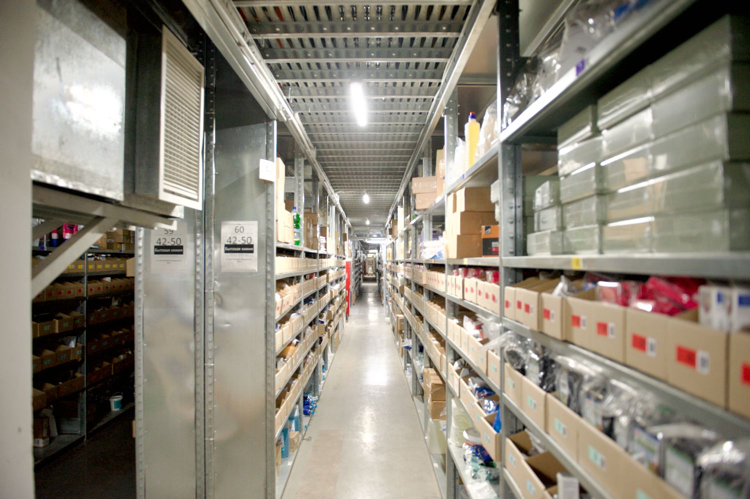 Сортировочный логистический центр АО «Казпочта» на складе Rainbow Logistics: сотрудники обрабатывают посылки в современном складском помещении, логистика, Казпочта, Rainbow Logistics, сортировка посылок, складской центр, доставка, почтовая логистика, сотрудники склада, обработка почты, Казахстан