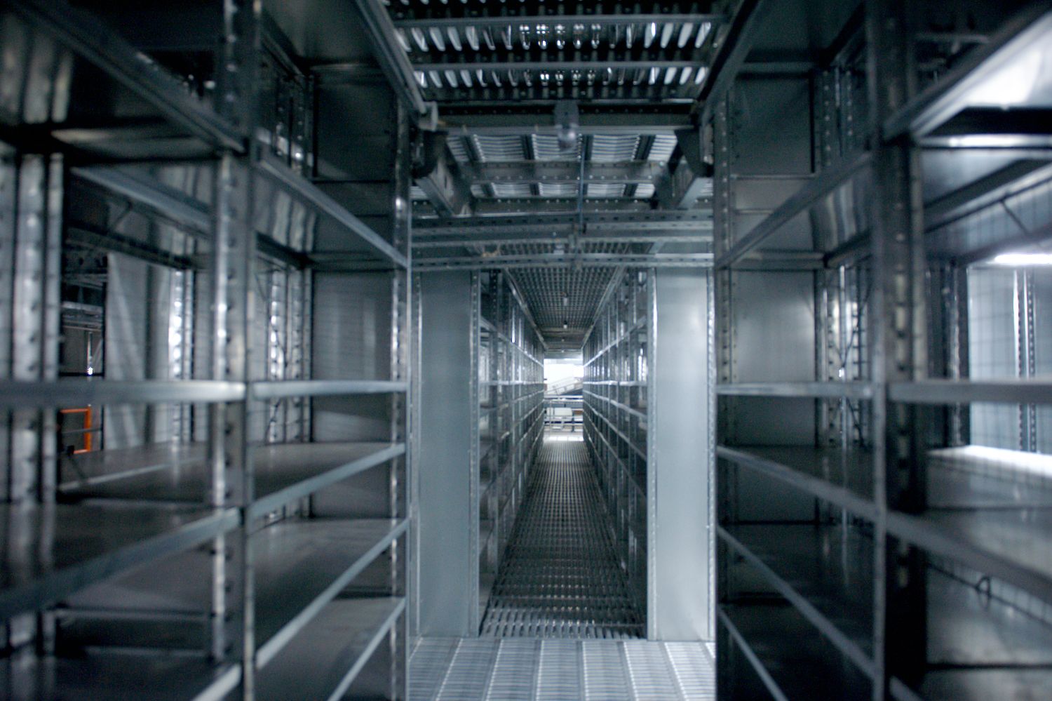 Сортировочный логистический центр АО «Казпочта» на складе Rainbow Logistics: сотрудники обрабатывают посылки в современном складском помещении, логистика, Казпочта, Rainbow Logistics, сортировка посылок, складской центр, доставка, почтовая логистика, сотрудники склада, обработка почты, Казахстан