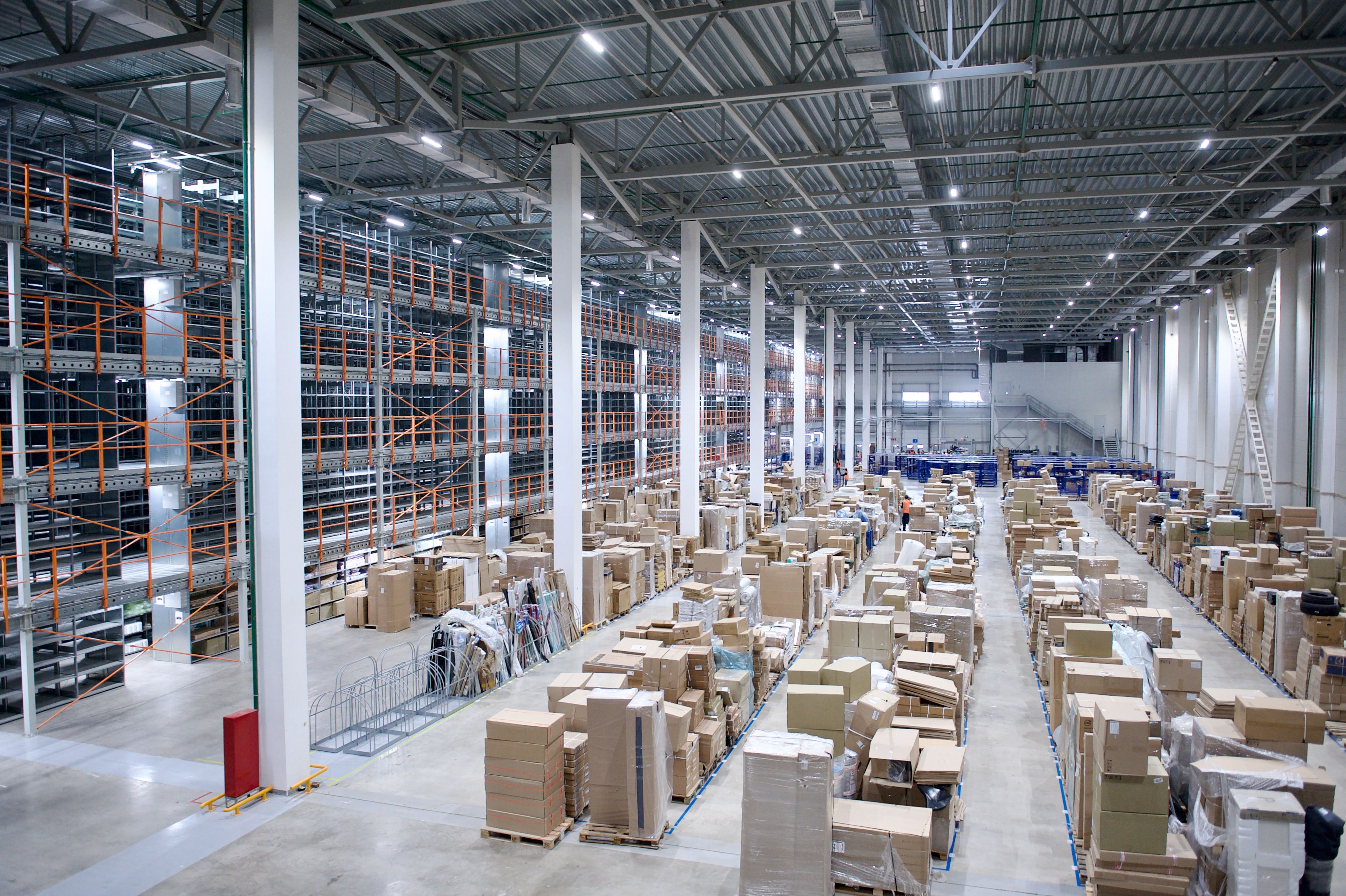 Сортировочный логистический центр АО «Казпочта» на складе Rainbow Logistics: сотрудники обрабатывают посылки в современном складском помещении, логистика, Казпочта, Rainbow Logistics, сортировка посылок, складской центр, доставка, почтовая логистика, сотрудники склада, обработка почты, Казахстан