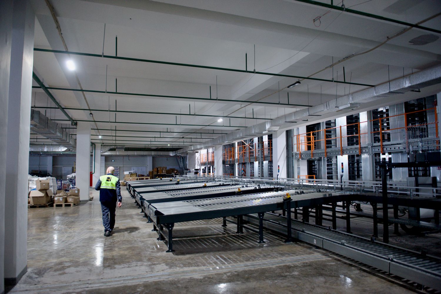 Rainbow Logistics қоймасындағы «Қазпошта» АҚ сұрыптау логистикалық орталығы: қызметкерлер заманауи қоймада сәлемдемелерді өңдеуде, логистика, Қазпошта, Rainbow Logistics, сәлемдемелерді сұрыптау, қойма орталығы, жеткізу, пошта логистикасы, қойма қызметкерлері, поштаны өңдеу, Қазақстан