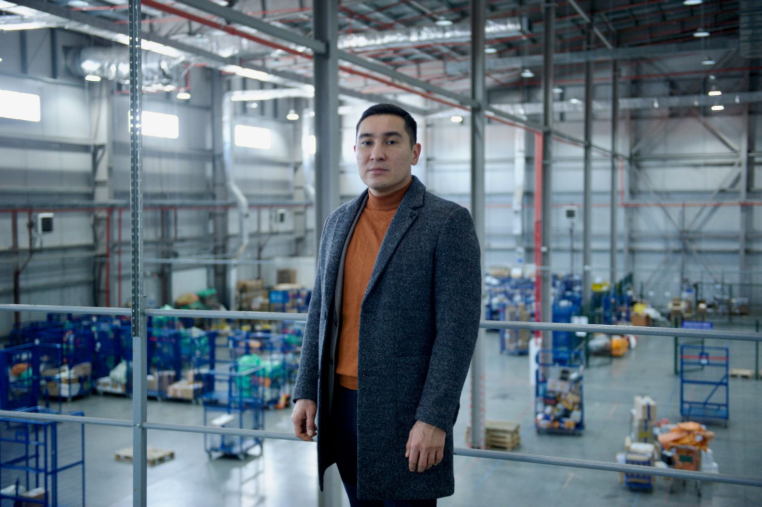 Rainbow Logistics қоймасындағы «Қазпошта» АҚ сұрыптау логистикалық орталығы: қызметкерлер заманауи қоймада сәлемдемелерді өңдеуде, логистика, Қазпошта, Rainbow Logistics, сәлемдемелерді сұрыптау, қойма орталығы, жеткізу, пошта логистикасы, қойма қызметкерлері, поштаны өңдеу, Қазақстан