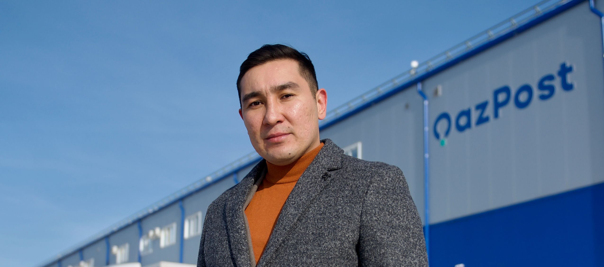 Сортировочный логистический центр АО «Казпочта» на складе Rainbow Logistics: сотрудники обрабатывают посылки в современном складском помещении, логистика, Казпочта, Rainbow Logistics, сортировка посылок, складской центр, доставка, почтовая логистика, сотрудники склада, обработка почты, Казахстан