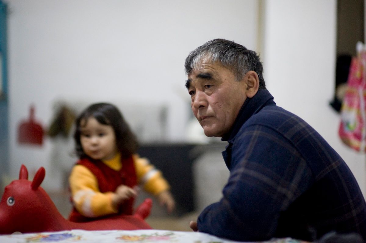 Казахская семья чабанов из села Кызылагаш живёт вдали от городской суеты, сохраняя традиционный уклад, гостеприимие и простую радость сельской жизни. Чабаны, сельская жизнь, Кызылагаш, традиции Казахстана, семья, сельский быт, Зима в Казахстане, Карлыгаш Нуржан, Shanger.kz